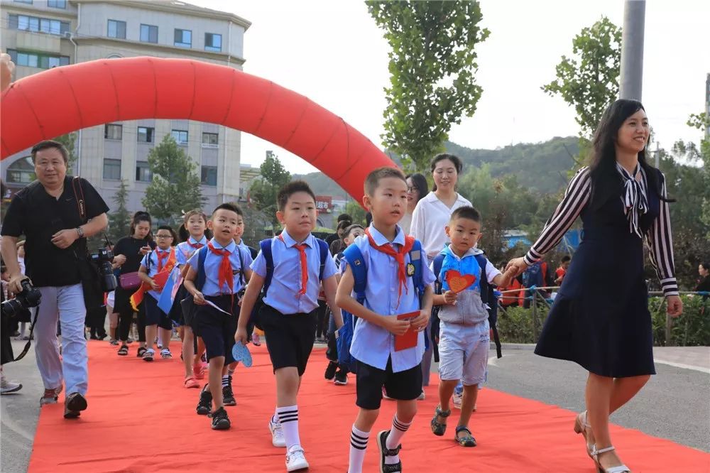 场面震撼！烟台开学第一天！各个学校实拍！看看有你家孩子吗？