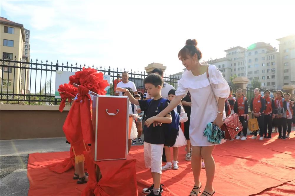 场面震撼！烟台开学第一天！各个学校实拍！看看有你家孩子吗？